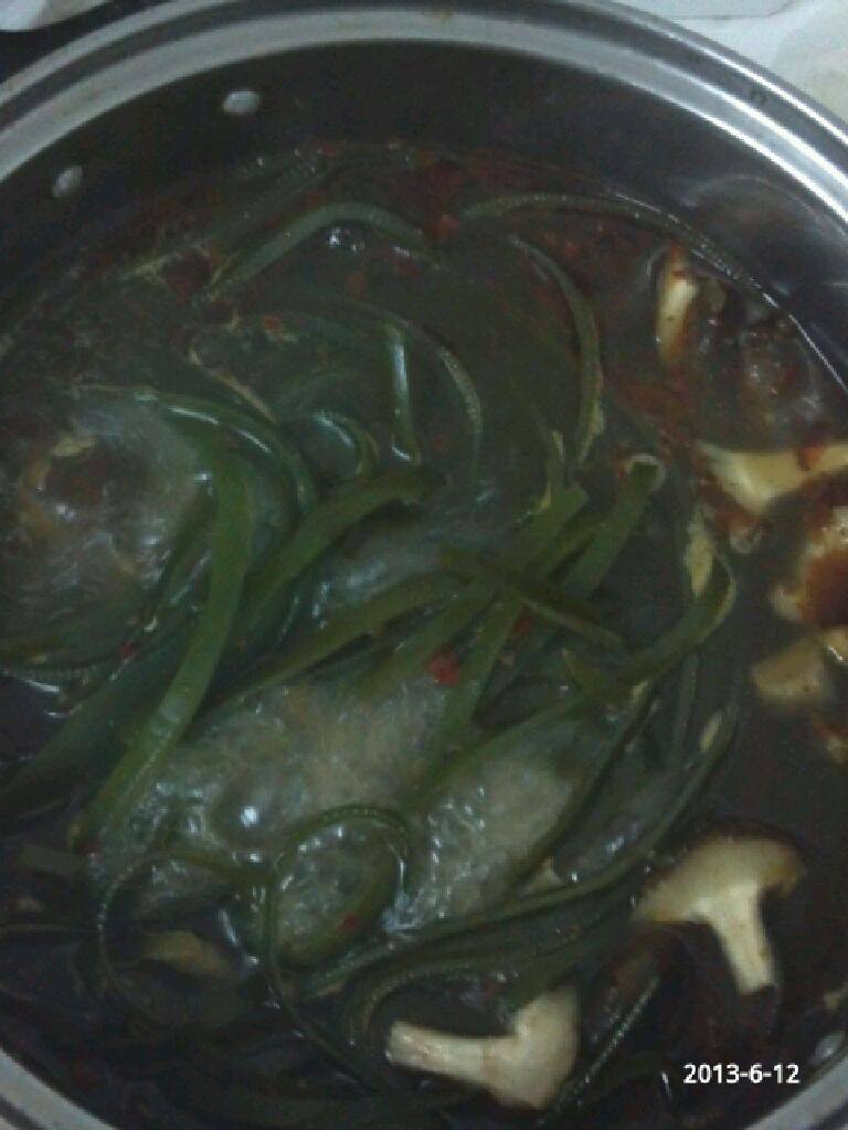 蘑菇火锅,蘑菇煮熟后放入海带