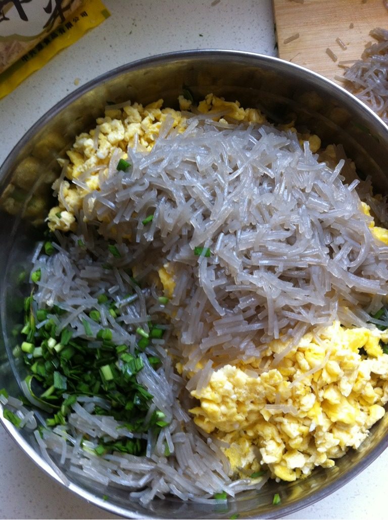 炸菜角,趁醒面的过程制作陷，把<a style='color:red;display:inline-block;' href='/shicai/ 116'>韭菜</a>，<a style='color:red;display:inline-block;' href='/shicai/ 525'>粉条</a>切成末状，<a style='color:red;display:inline-block;' href='/shicai/ 9'>鸡蛋</a><a style='color:red;display:inline-block;' href='/shicai/ 289'>虾米</a>混合在一起，扮入以上调料。