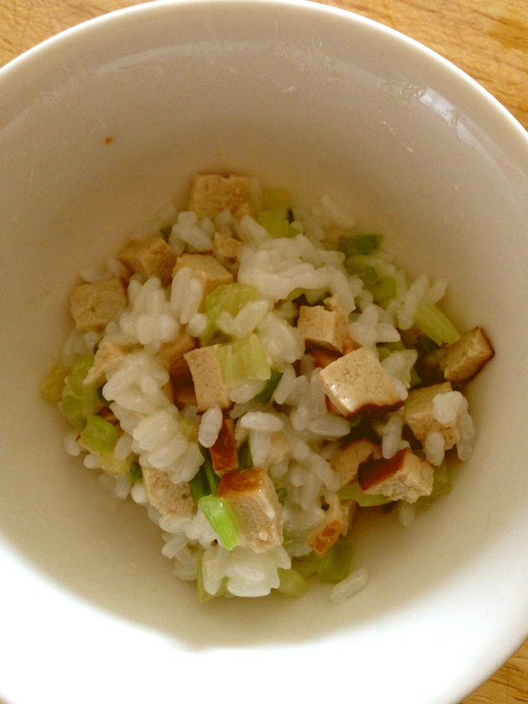 瓦德伯仕初榨橄榄油之香芹炒熏干,给宝宝吃的时候,可以在熟食案板上把香芹和熏干切碎,和米饭拌在一起。