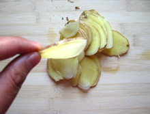 醋泡姜,<a style='color:red;display:inline-block;' href='/shicai/ 2800'>生姜</a>洗净晾干水份，切片。