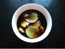 醋泡姜,取容器，放入生姜，倒入<a style='color:red;display:inline-block;' href='/shicai/ 793'>米醋</a>，没过生姜