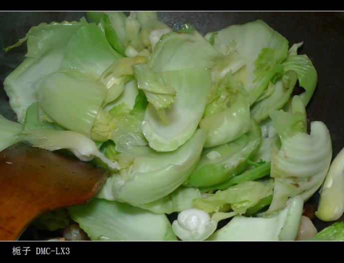 大菜(大芥菜)煲,锅里下清水,煮开后,将大菜下锅后,快速取出大菜,沥干水分备用