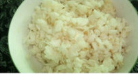 鲜虾烧卖,五花肉剁成肉糜;马蹄洗净,剁碎;<a style='color:red;display:inline-block;' href='/shicai/ 2559'>红萝卜</a>洗净,切成薄片