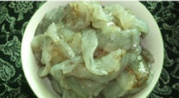 鲜虾烧卖,虾剥壳取出虾肠后,洗净且沥干水份,加盐放进料理盆,用手揉搓至虾肉起胶;将虾肉剁碎。