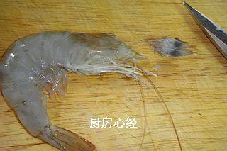 古法压榨油焖虾,虾洗净后,剪掉虾须;虾脚;挑出虾线。
烹调时不放番茄酱;红烧酱油,但要剪掉虾头的一半,剪掉虾眼,确保虾油在烹调中能自然流出来。