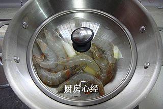 古法压榨油焖虾,锅中放入少油,爆香葱姜后,倒入大虾,立即盖上一个非常小的锅盖,以增大锅中的压力,压出红油
