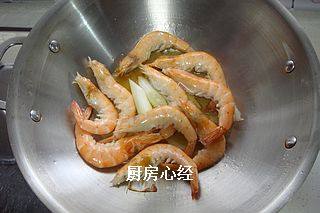 古法压榨油焖虾,从玻璃盖中可以看出大约1分钟,虾开始变红,揭盖给大虾翻个,只加入盐;<a style='color:red;display:inline-block;' href='/shicai/ 718'>料酒</a>,盖盖继续焖制。