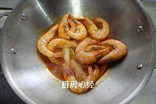 古法压榨油焖虾,大约3-5分钟,红油完全渗出时,可以揭盖,将虾检出摆在盘中,葱姜不要,红油留在锅中备用