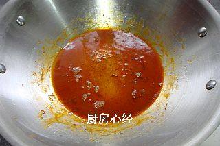 古法压榨油焖虾,在锅中剩余的汤汁中,加入白<a style='color:red;display:inline-block;' href='/shicai/ 10588'>糖</a>,小火熬制粘稠,浇在大虾上即可