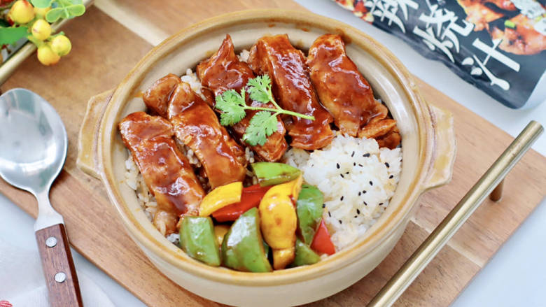 彩椒鸡腿饭,上面码上鸡腿块和青椒,红椒和黄椒即可开吃,今天用的“黄肖氏”香辣烧汁,做的鸡腿肉简直太入味好吃了。