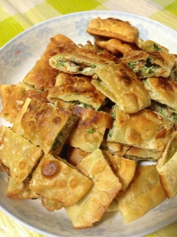 蛋酥饼,第四步用平底锅起油锅煎,油稍多点,烧热后把口袋面饼入锅煎,用铲子把热油往上面的面饼浇,这样两面的面饼的就开始起酥了,接着先关小火,把面饼立起用筷子把袋口撑开往里灌调好的鸡蛋液,开中小火两面继续煎至金黄就可以了。