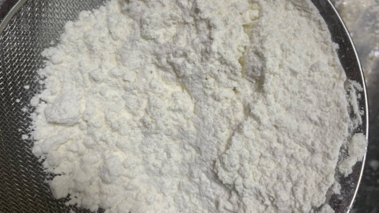 戚风蛋糕/低糖低油(不裂不塌),筛入低筋,用“Z”的手法搅拌均匀。