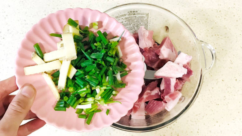 蛤蜊水饺,葱姜洗净,加入猪肉中