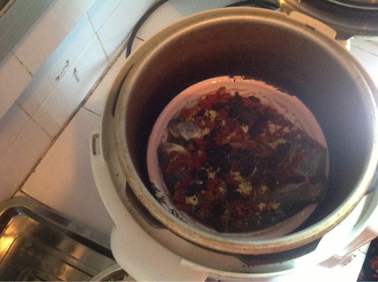 泡椒鱼鱼,如图蒸十几分钟,在煮饭的位置