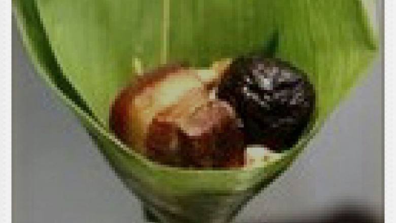 自制家庭粽子,取两片粽叶相叠,光滑的那面向内,方向 一正一反,意思就是叶尖和叶头相叠,折 成漏斗形,填入1/3的米饭.放一个五花肉,栗子,再用米把漏斗填满.顺着漏斗,往下折