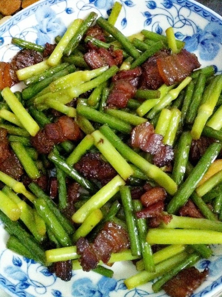 简单家常快手菜_蒜苔炒腊肉