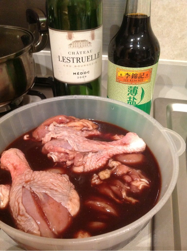 健康卷饼,用生抽和红酒腌鸡腿,鸡腿上划几刀使其容易入味。
