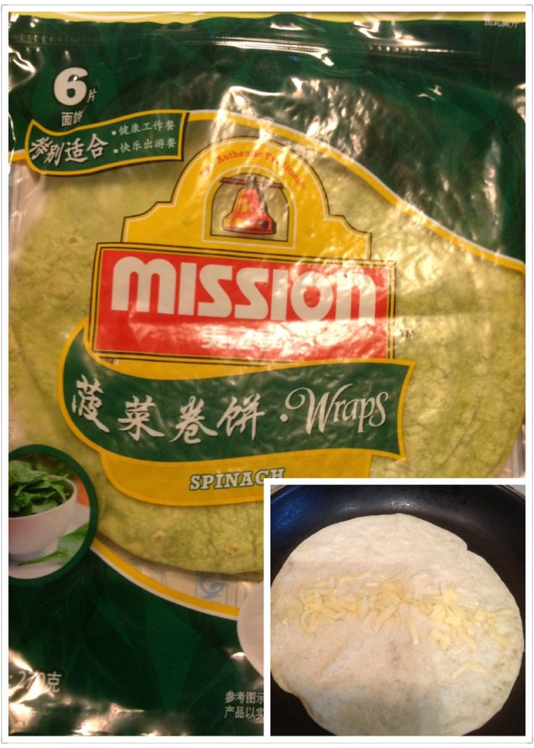 健康卷饼,卷饼放在平底锅里热一下,加马苏里拉碎干酪。