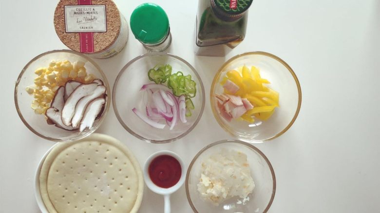 培根彩蔬披萨饼 ,准备好所有食材
<a style='color:red;display:inline-block;' href='/shicai/ 443'>培根</a>切丁、黄椒切条、蘑菇切片、洋葱切细条、<a style='color:red;display:inline-block;' href='/shicai/ 61'>青椒</a>切好备用