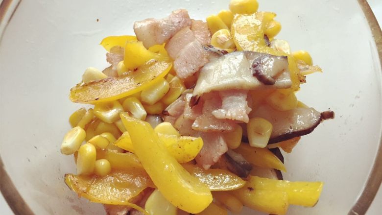 培根彩蔬披萨饼 ,炒锅刷一层橄榄油，将步骤1中的黄椒、蘑菇、玉米、培根炒熟备用，炒制过程中可加入盐、黑胡椒等调味（也可以放入烤箱中烤熟，主要是去除水份）
此时