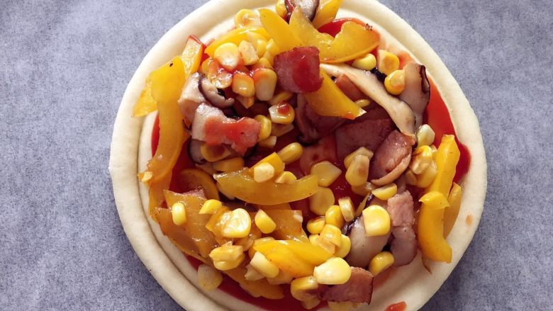 培根彩蔬披萨饼 ,加上步骤2中的食材