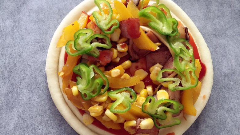 培根彩蔬披萨饼 ,再放上青椒