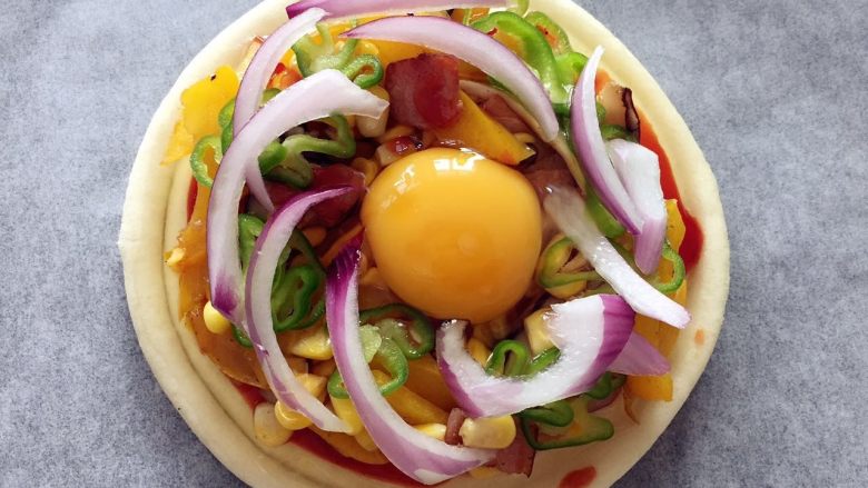 培根彩蔬披萨饼 ,在中间打入鸡蛋，鸡蛋可不加哈，小芽也是中途做到一半心血来潮加的，这一步速度要快，而且不要加太大的鸡蛋（小芽加的是有机绿壳鸡蛋，蛋黄很大，蛋清