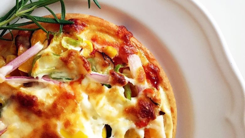 培根彩蔬披萨饼 ,烤制芝士融化呈金黄色，鸡蛋凝固即可
小芽烤了差不多12分钟，每个烤箱温度不一样，大家根据自身烤箱情况调整时间