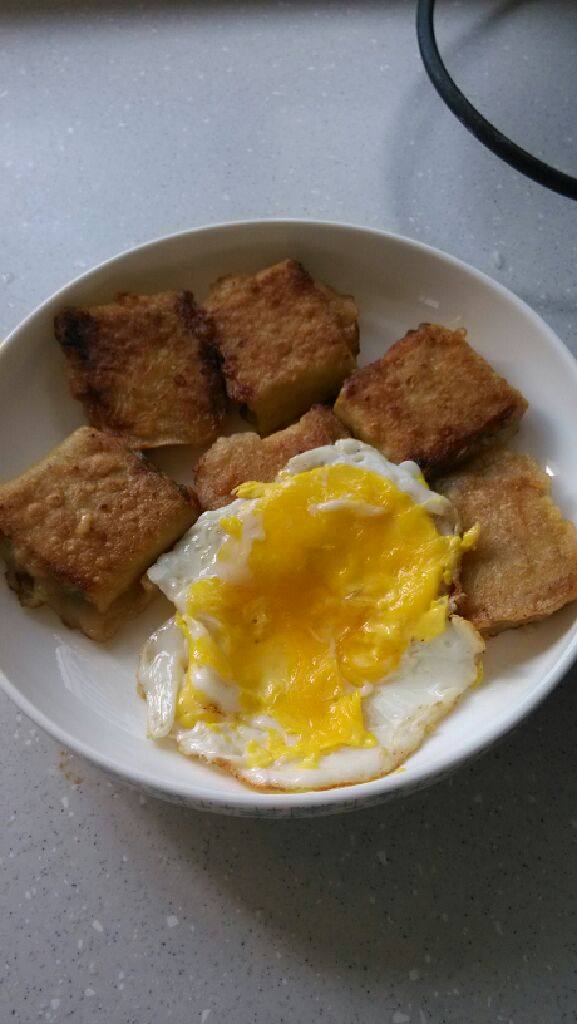 香煎豆皮猪肉卷,将<a style='color:red;display:inline-block;' href='/shicai/ 414'>猪肉</a>剁碎加入切好的<a style='color:red;display:inline-block;' href='/shicai/ 125'>芹菜</a>，入盐酱油搅拌，<a style='color:red;display:inline-block;' href='/shicai/ 4660'>豆皮</a>铺平，将肉馅均匀铺在<a style='color:red;display:inline-block;' href='/shicai/ 4660'>豆皮</a>上，卷好！淀粉加水和生抽调成糊状，将卷好的<a style='color:red;display:inline-block;' href='/shicai/ 4660'>豆皮</a>切成段沾好淀粉汁放入电饼铛煎到两面金黄就可以出锅啦！