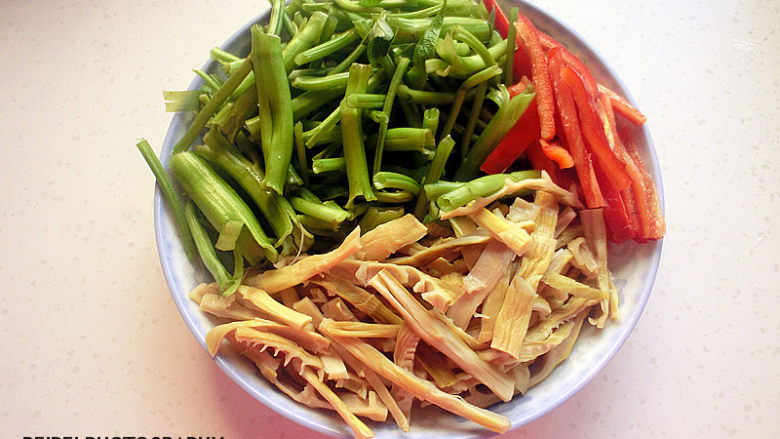 笋丝红椒炒空心菜,<a style='color:red;display:inline-block;' href='/shicai/ 118'>空心菜</a>切段 <a style='color:red;display:inline-block;' href='/shicai/ 2856'>笋干</a>红椒切丝备用