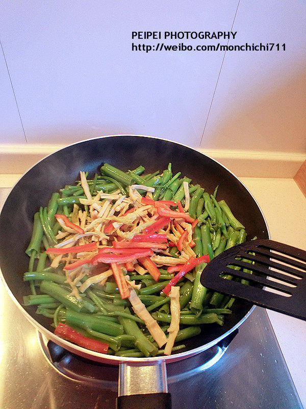 笋丝红椒炒空心菜,待空心菜变色变软加入笋丝红椒丝