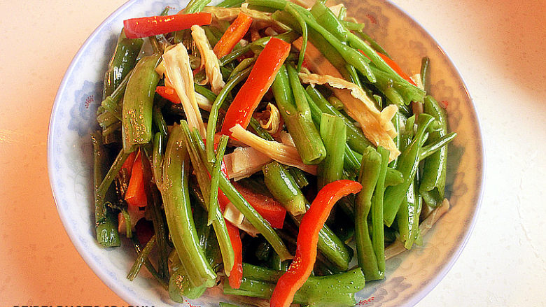笋丝红椒炒空心菜,加少许盐，热水煮透，加入少许<a style='color:red;display:inline-block;' href='/shicai/ 756'>鸡精</a>翻炒均匀即可