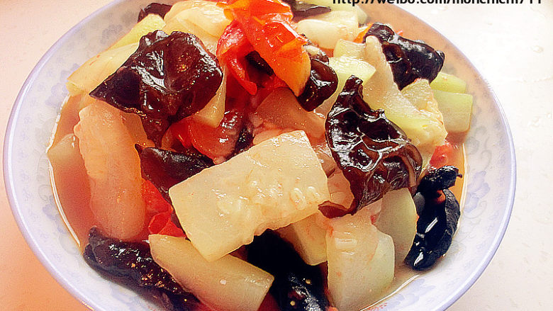 西红柿木耳炒长瓜,加少许<a style='color:red;display:inline-block;' href='/shicai/ 756'>鸡精</a>翻炒均匀即可
