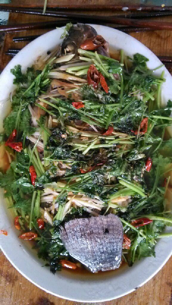 清真罗飞鱼,热锅烧油放花椒炸开把花椒取出。把油浇到鱼身上即可。。