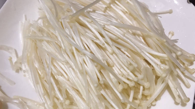金针菇番茄汤,清洗干净备用
