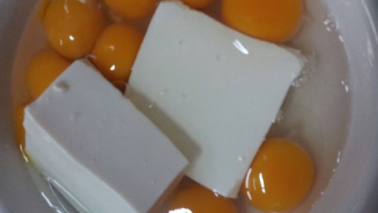 闽南控蛋,把豆腐洗干净,放去碗中,把鸭蛋一起打在碗里。