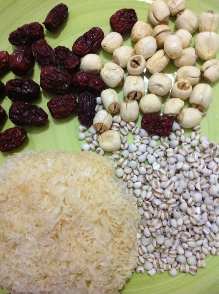白木耳,莲子,薏仁,枸杞。,如图