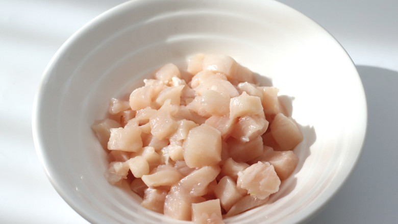 酸菜烤包子,<a style='color:red;display:inline-block;' href='/shicai/ 101'>鸡胸肉</a>洗净切成小丁,放入碗中。