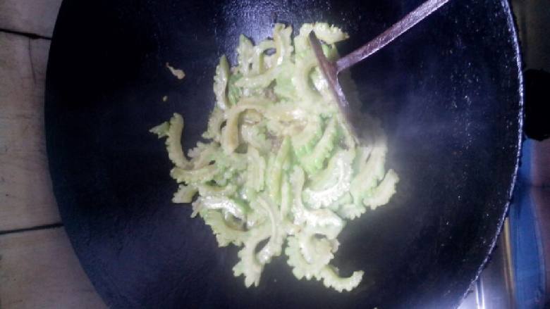 豆豉苦瓜,锅内放油，放入苦瓜翻炒，放入<a style='color:red;display:inline-block;' href='/shicai/ 694'>豆豉</a>继续翻炒，放入盐、味精、酱油翻炒数下，就可起锅了 