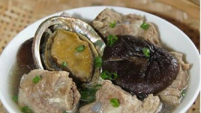 【香菇排骨鲍鱼汤】,1所有材料洗净备用,排骨用开水焯下。2鲍鱼用刷子刷洗干净,外壳比较脏,要刷干净。3干香菇洗净用温水泡开。4 把洗好的所有材料放入高压锅里,注入清水至淹没。5滴入3-4滴醋,压上15分钟。