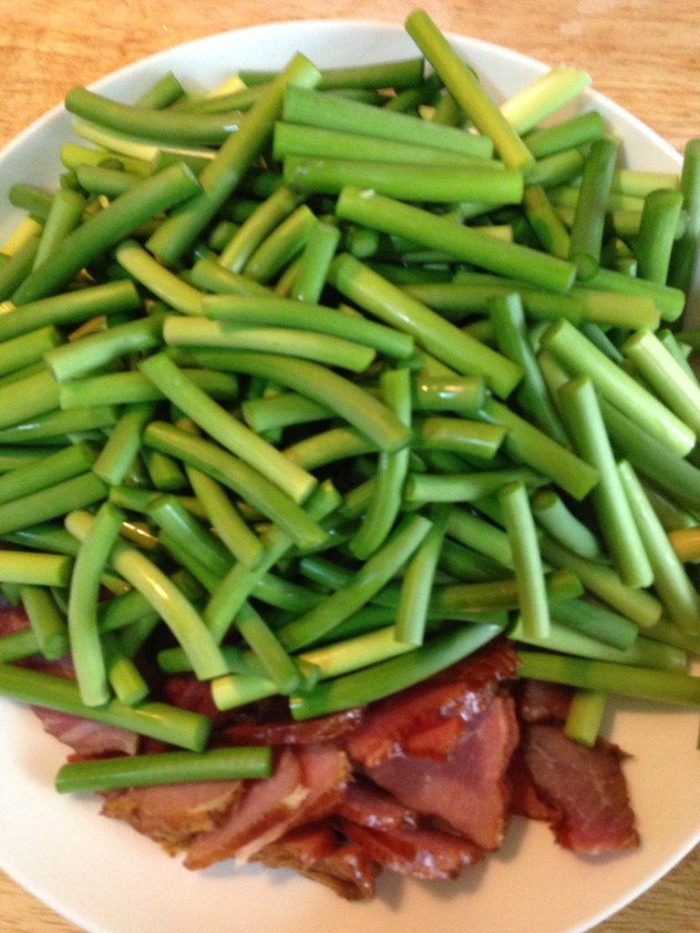 蒜薹炒腊肉,<a style='color:red;display:inline-block;' href='/shicai/ 3350'>蒜薹</a>洗净切断，<a style='color:red;display:inline-block;' href='/shicai/ 436'>腊肉</a>切片，<a style='color:red;display:inline-block;' href='/shicai/ 3250'>葱</a>蒜切末