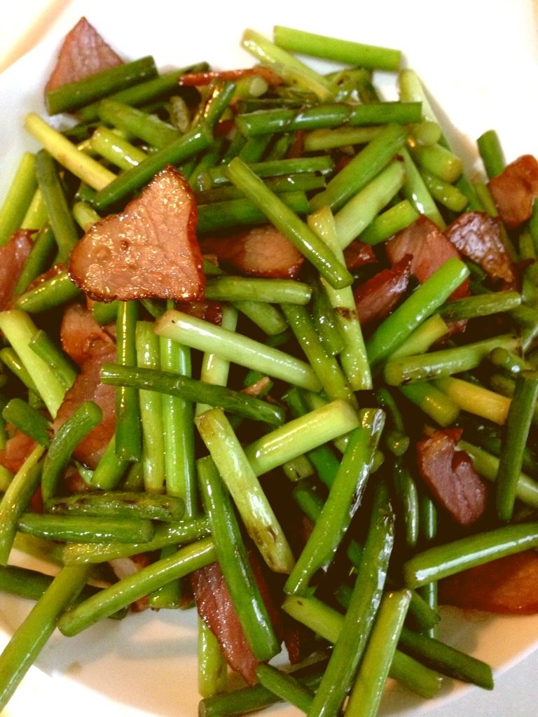 蒜薹炒腊肉,将蒜薹和腊肉放入锅中翻炒至熟，加盐调味，出锅前把剩下的蒜末放入，翻炒几下提味