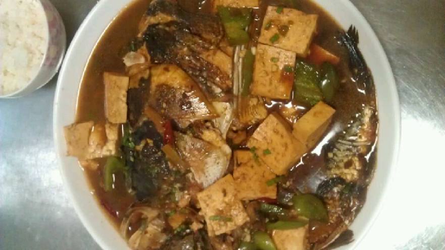 鱼头鲫鱼烧豆腐