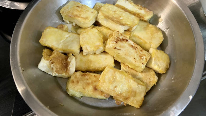黄瓜烧豆腐,一面煎到焦黄翻面继续煎到两面焦黄,盛出备用