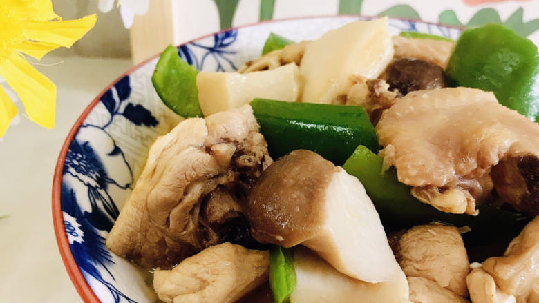 青椒杏鲍菇焖鸡,装入碗中食用