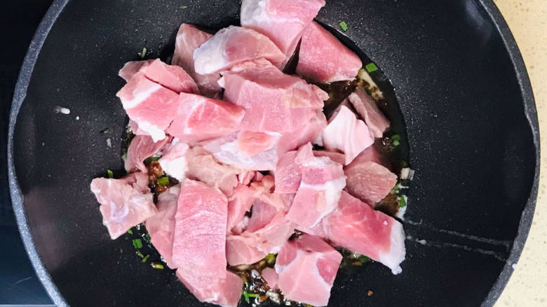 山药胡萝卜炖羊肉,加入控干水分的羊肉,翻炒至变色