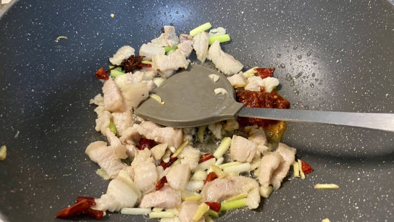 五花肉炖白菜➕五花肉炖白菜粉条,肉推一边,加入一汤匙<a style='color:red;display:inline-block;' href='/shicai/ 46964'>郫县豆瓣酱</a>,炒出红油,翻炒均匀