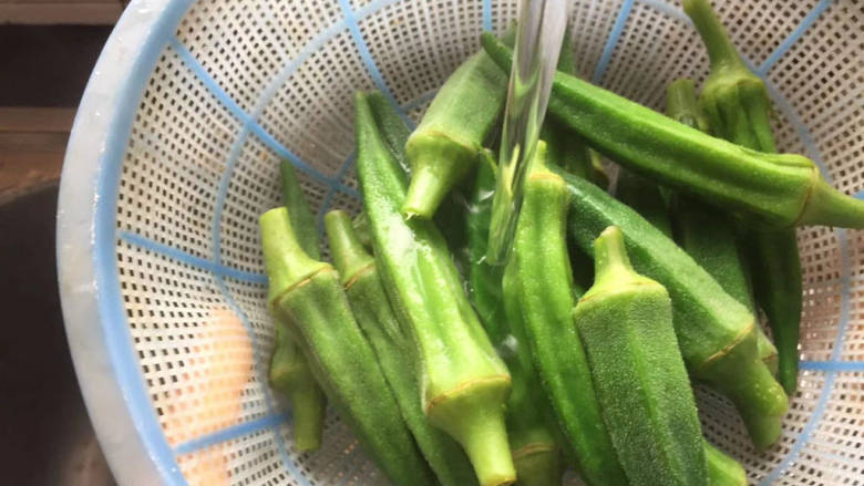 秋葵炒蛋,焯好水捞出来,凉水冲一下