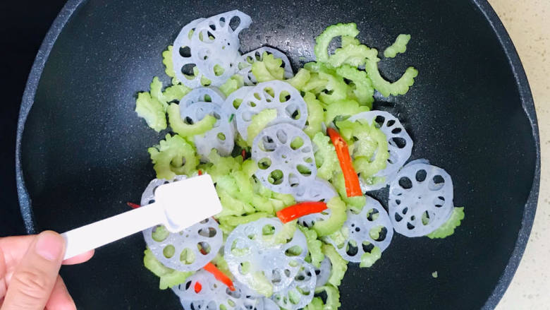 苦瓜炒藕,翻炒均匀,撒入盐调味