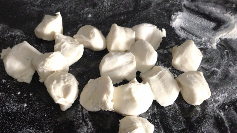牛肉锅贴,把面团搓成长条,揪成小剂子